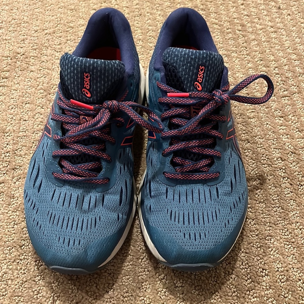 ASICS gel- cumulus 20s, tennis shoes size 8.5! Good condition
